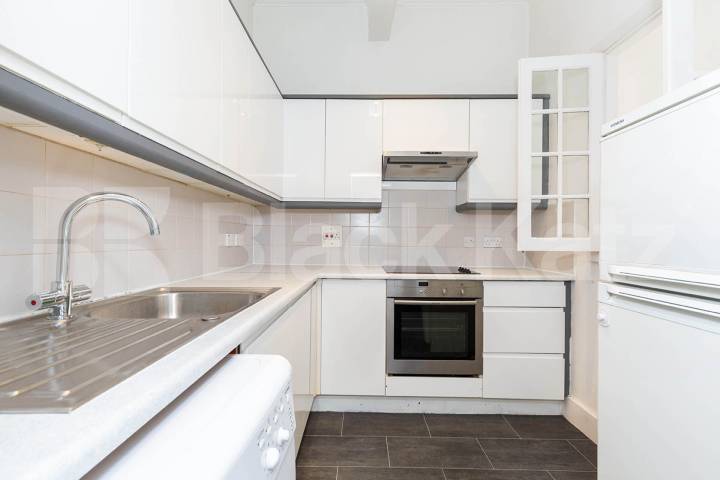 located on this popular cluster of roads in Highgate minutes to tube Milton Road, Highgate